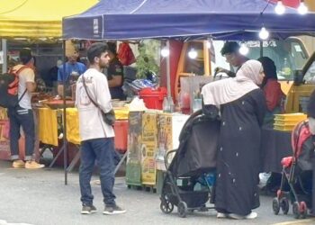 DUA warga asing berwajah Arab aktif menghampiri orang ramai termasuk peniaga gerai di kawasan berkenaan untuk meminta sumbangan wang dan makanan.