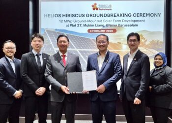 CHONG Chee Seong (tiga dari kiri) bersama barisan pengurusan tertinggi syarikat dan Helios Hibiscus selepas pelantikan bagi EPCC dan O&M.