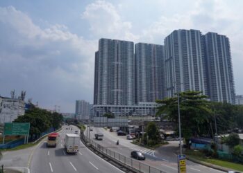 PEMBANGUNAN bangunan kediaman berketumpatan tinggi. - GAMBAR HIASAN