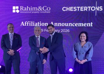 ABDUL Rahim Abdul Rahman (dua kiri) bersama Mohamed Mussa semasa pengumuman kerjasama antara Rahim & Co dan Chestertons Global di sini, hari ini.