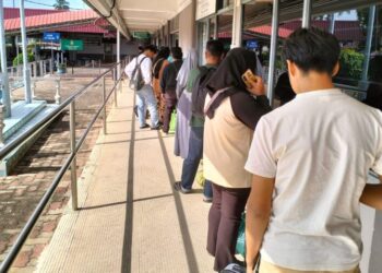 WARGANEGARA Thailand memasuki Kompleks Imigresen, Kastam, Kuarantin dan Keselamatan Pengkalan Kubor, Tumpat, Kelantan untuk pulang ke Thailand bagi mengundi pada Pilihan Raya Parlimen 2026 negara itu. - UTUSAN/ROHANA ISMAIL