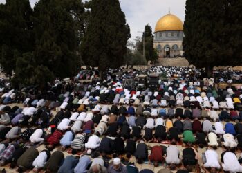 Gambar
SEJUMLAH penganut Islam bersolat Jumaat pada Ramadan di Masjid Al-Aqsa, Baitulmaqdis, tahun lalu. - Foto AFP