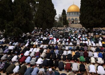 Gambar
SEJUMLAH penganut Islam bersolat Jumaat pada Ramadan di Masjid Al-Aqsa, Baitulmaqdis, tahun lalu. - Foto AFP