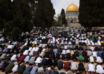 Gambar
SEJUMLAH penganut Islam bersolat Jumaat pada Ramadan di Masjid Al-Aqsa, Baitulmaqdis, tahun lalu. - Foto AFP