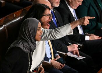 ILHAN Omar (kiri) dan Rashida Tlaib (dua dari kiri) menjerit ketika Trump menyampaikan ucapan State of the Union di Dewan Perwakilan AS, Washington, DC, Selasa lalu. - AFP