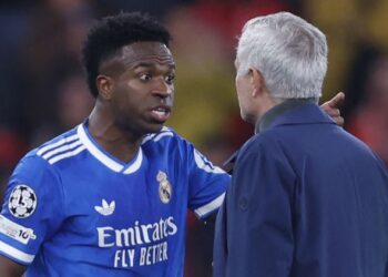 Vinicius Junior bertengkar dengan ketua jurulatih Benfica, Jose Mourinho dalam aksi pusingan pertama playoff Liga Juara-Juara di Estadio da Luz, Lisbon, semalam. - AFP