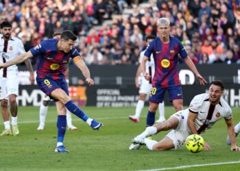 PENYERANG Barcelona, Robert Lewandowski meledak gol pertama pasukan ketika menewaskan Mallorca 3-0 di laman sendiri semalam. - AFP