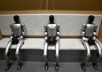 TIGA robot humanoid dipamerkan di sebuah premis perniagaan di Beijing, 9 Januari lalu. - AFP