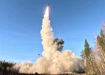 Pelancaran peluru berpandu balistik antara benua Yars di tapak ujian Plesetsk. utara Rusia semasa latihan pasukan nuklear negara itu tahun lalu. - Foto AFP.