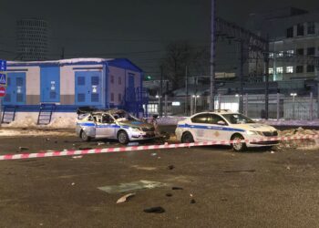 SEBUAH kereta polis musnah dil lokasi kejadian di dataran stesen kereta api Savyolovsky. - Foto AFP
