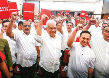 Bekas Timbalan Presiden Bersatu, Datuk Seri Hamzah Zainudin bersama para penyokongnya  pada sidang akhbar perjumpaan dan pengumuman khas di Rumah Kelab Persatuan Alumni Universiti Malaya, Kuala Lumpur, baru-baru ini. – MINGGUAN/AFIQ RAZALI