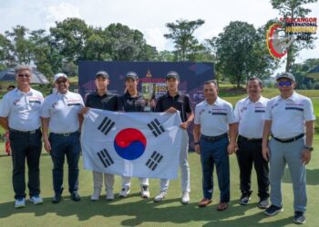 Pasukan lelaki Korea Selatan yang muncul juara Kejohanan Golf Junior Antarabangsa Selangor Ke-5 berasma Menteri Besar Selangor, Datuk Seri, Amiruddin Shari.