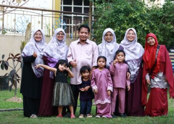 PEGUAM, Abdul Syaheed Ismail (tengah) bersama isteri-isterinya Umun Najwa Hussin (kiri), Hanisah Mohamad Hadzir (dua kiri), Nor Sabariah Mansor (tiga kanan) dan Haryani Ithnen (dua
kanan) pada program Bengkel Poligami Harmoni di Kompleks Seni Islam Antarabangsa Selangor, Shah Alam. – UTUSAN/AFIQ RAZALI