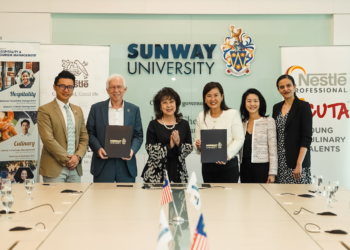 YIT Woon Lai (tiga dari kanan) bersama barisan pengurusan tertinggi Nestlé Malaysia dan Sunway University ketika pemeteraian MoU baru baru ini.