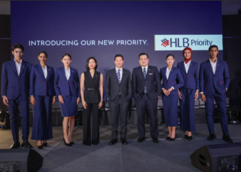 KEVIN Lam (tengah) ketika memperkenalkan pakaian seragam HLB Priority baharu sebagai sebahagian daripada identiti jenama HLB Priority yang diperbaharui.