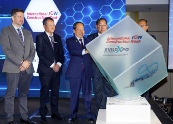 Ahmad Maslan menyempurnakan gimik pelancaran pada Majlis Pra Pelancaran International Construction Week & BuildXPO 2026, di sini, hari ini. GAMBAR-MOHD FARIZWAN HASBULLAH