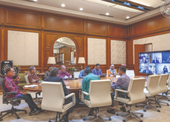 ANWAR Ibrahim (kiri) bersama Menteri Pelaburan, Perdagangan dan Industri, Datuk Seri Johari Ghani dan
Menteri Komunikasi, Datuk Fahmi Fadhil pada sidang video bersama Presiden serta Ketua Pegawai Pelaburan
Alphabet dan Google, Ruth Porat di Putrajaya semalam.