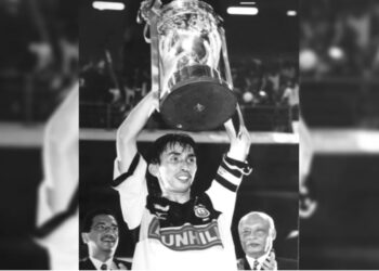 GAMBAR kenangan Zulharisam Awang semasa membantu Terengganu menjulang Piala Malaysia pada 2001.