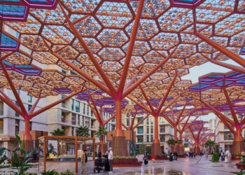SEKUMPULAN orang ramai bersiar-siar di ‘hutan sejuk’ di Pulau Gewan, Qatar. - Foto Pulau Gewan