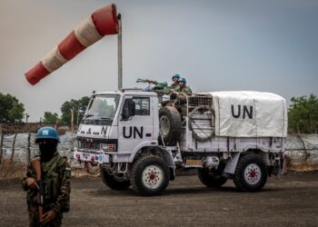 PASUKAN pengaman India di bawah Misi PBB di Sudan Selatan meronda berhampiran landasan udara di bandar Akobo, negeri Jonglei.- AFP