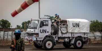 PASUKAN pengaman India di bawah Misi PBB di Sudan Selatan meronda berhampiran landasan udara di bandar Akobo, negeri Jonglei.- AFP