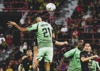 Pemain pertahanan Selangor, Muhammad Safuwan Baharudin melompat merebut bola tinggi dalam aksi suku akhir pertama Piala Malaysia menentang Negeri Sembilan FC di Stadium Tuanku Abdul Rahman, Paroi, kelmarin. - IHSAN SELANGOR FC