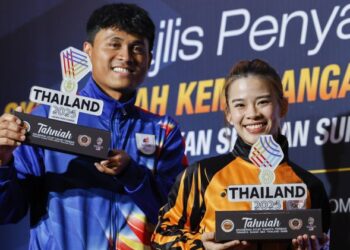 Atlet para renang, Abdul Halim Mohammad dan atlet wushu, Tan Cheong Min dipilih penerima  Anugerah Atlet Terbaik pada Majlis Penyampaian Skim Hadiah Kemenangan Sukan (SHAKAM) Sukan SEA Thailand dan Sukan Para ASEAN 2025 di Kuala Lumpur, semalam. - UTUSAN/SHIDDIEQIIN ZON