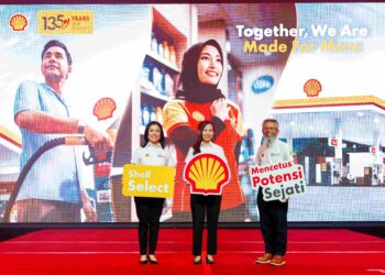SEOW Lee Ming (kiri) bersama Pengerusi Negara Shell Malaysia, Siti Hurrairah Sulaiman (tengah)  dan Pengarah Urusan Shell Malaysia Trading Sdn. Bhd. dan Shell Timur Sdn. Bhd.,  Shairan Huzani Husain (kanan) di Majlis Pelancaran Kempen Shell Select Ganjaran water2go Berjuta di Damansara, Selangor, hari ini.
