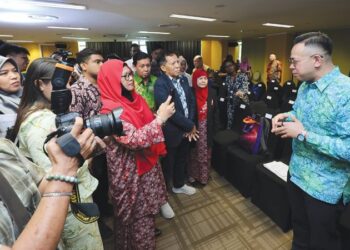 STEVEN Sim bertemu sebahagian wakil persatuan peniaga yang hadir pada Program Berkat dan Barakat 
di Pejabat SME Corp Malaysia, Kuala Lumpur, semalam. – UTUSAN/AMIR KHALID