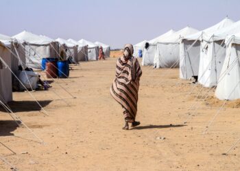 SEORANG wanita yang melarikan diri dari El Fasher berlindung di sebuah kem pelarian di Al-Dabba. - Foto AFP
