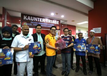 MOHAMMED Taufiq Johari (tengah) menyantuni sebahagian pegawai dan kakitangan hospital dengan menyampaikan sumbangan makanan sempena Jelajah Rakan Muda @ Program Sahur Rakan Muda di Hospital Sultanah Bahiyah, Alor Setar. - UTUSAN/ SHAHIR NOORDIN