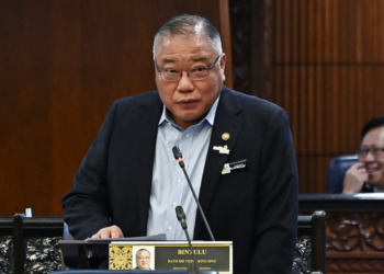 TIONG King Sing ketika sesi perbahasan di Dewan Rakyat, hari ini. - JABATAN PENERANGAN MALAYSIA