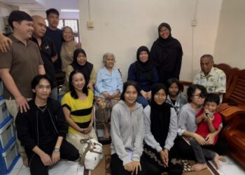GOH Hui Ling (belakang, empat dari kanan) bersama sebahagian anak, menantu, dan cucu yang  berbagai agama dan bangsa di kediaman mereka di Indera Mahkota di Kuantan, Pahang.
