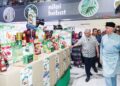 AHMAD Zahid Hamidi (kiri) diiringi oleh Pengarah Urusan Mydin Mohamed Holdings Bhd., Datuk Ameer Ali Mydin Mohamed meninjau barangan keperluan harian di Pasaraya Mydin, Subang Jaya, Selangor.  
– UTUSAN/MUHAMAD IQBAL ROSLI
