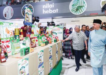 AHMAD Zahid Hamidi (kiri) diiringi oleh Pengarah Urusan Mydin Mohamed Holdings Bhd., Datuk Ameer Ali Mydin Mohamed meninjau barangan keperluan harian di Pasaraya Mydin, Subang Jaya, Selangor.  
– UTUSAN/MUHAMAD IQBAL ROSLI