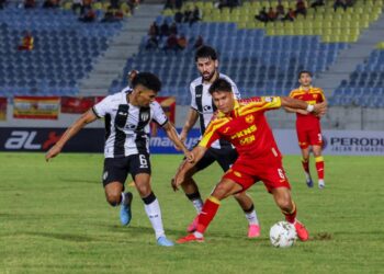 Pemain Selangor FC, Laine Nooa Hamzah (kanan) dikawal ketat oleh dua pemain Terengganu FC (TFC) pada aksi Liga Super Malaysia di Stadium Sultan Mizan Zainal Abidin, Gong Badak, kelmarin. -UTUSAN/PUQTRA HAIRRY
