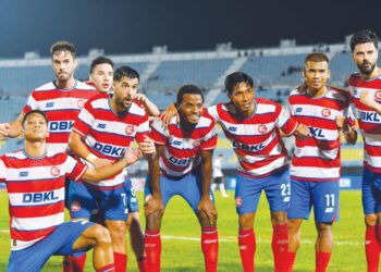 PEMAIN Kuala Lumpur City FC, Antonio Gomes (tengah) meraikan gol jaringannya bersama rakan pasukan ketika menewaskan Terengganu FC 1-0 pada perlawanan Liga Super musim 2025/2026 di Stadium Sultan Mizan Zainal Abidin, kelmarin.-MINGGUAN/PUQTRA HAIRRY