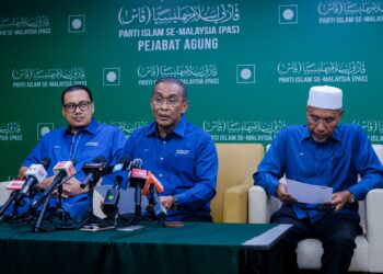 TAKIYUDDIN Hassan (tengah) pada sidang akhbar selepas  Mesyuarat Luar Biasa Majlis Tertinggi PN yang diadakan di ibu pejabat Pas di Jalan Raja Laut, Kuala Lumpur semalam. – UTUSAN/M. FIRDAUS M. JOHARI