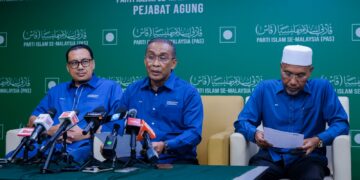 TAKIYUDDIN Hassan (tengah) pada sidang akhbar selepas Mesyuarat Luar Biasa Majlis Tertinggi PN yang diadakan di ibu pejabat Pas di Jalan Raja Laut, Kuala Lumpur semalam. – UTUSAN/M. FIRDAUS M. JOHARI