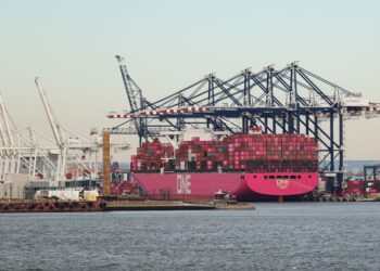 KAPAL kontena berlabuh di Pelabuhan Jersey, New Jersey, bulan lalu. - Foto AFP