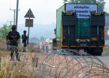 SEORANG askar Thailand putus kaki kanan terpijak periuk api di sempadan. - AFP