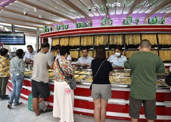GAMBAR fail beberapa pelanggan berada di sebuah kedai emas di Bangkok. - AFP
