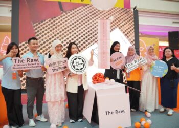 ADIBAH Mazlan (empat dari kiri) semasa pelancaran The Raw di Guardian, Brunei.