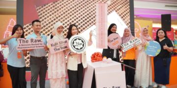 ADIBAH Mazlan (empat dari kiri) semasa pelancaran The Raw di Guardian, Brunei.