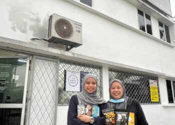 PENGASAS The Skinny Bakers, Eniza Fasiha (kiri) dan Rogaya Ahmad di hadapan kilang jenama itu di Subang Jaya.