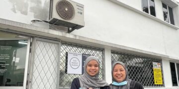PENGASAS The Skinny Bakers, Eniza Fasiha (kiri) dan Rogaya Ahmad di hadapan kilang jenama itu di Subang Jaya.
