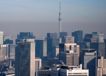 SERAMAI 20 individu terperangkap dalam lif menara Tokyo Skytree. - Foto AFP