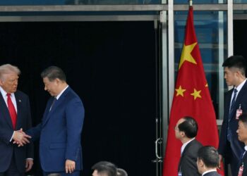 DONALD Trump (kiri) dan Xi Jinping  bersalaman ketika mereka meninggalkan perbincangan di Pangkalan Udara Gimhae Air Base, yang terletak berhampiran Lapangan Terbang Antarabangsa Gimhae di Busan, Korea Selatan, Oktober 2025. - AFP