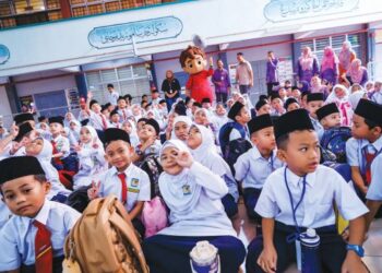Murid-murid Tahun Satu Sekolah Integrasi Rendah Agama Jawi (SIRAJ) Al-Alusi, Kampung Datuk Keramat, Kuala Lumpur  kelihatan ceria pada pembukaan penggal pertama persekolahan 2026  baru-baru ini. – UTUSAN/ M. FIRDAUS M. JOHARI.