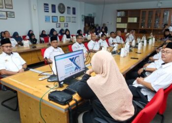 DELEGASI diberikan taklimat eksklusif mengenai pengurusan Centre of Technology (COT), Centre for Graduate Studies (CGS), serta Pusat Pembelajaran Digital dan Multimedia (CDLM) yang menjadi nadi kepada inovasi instruksional di Politeknik Ungku Omar.